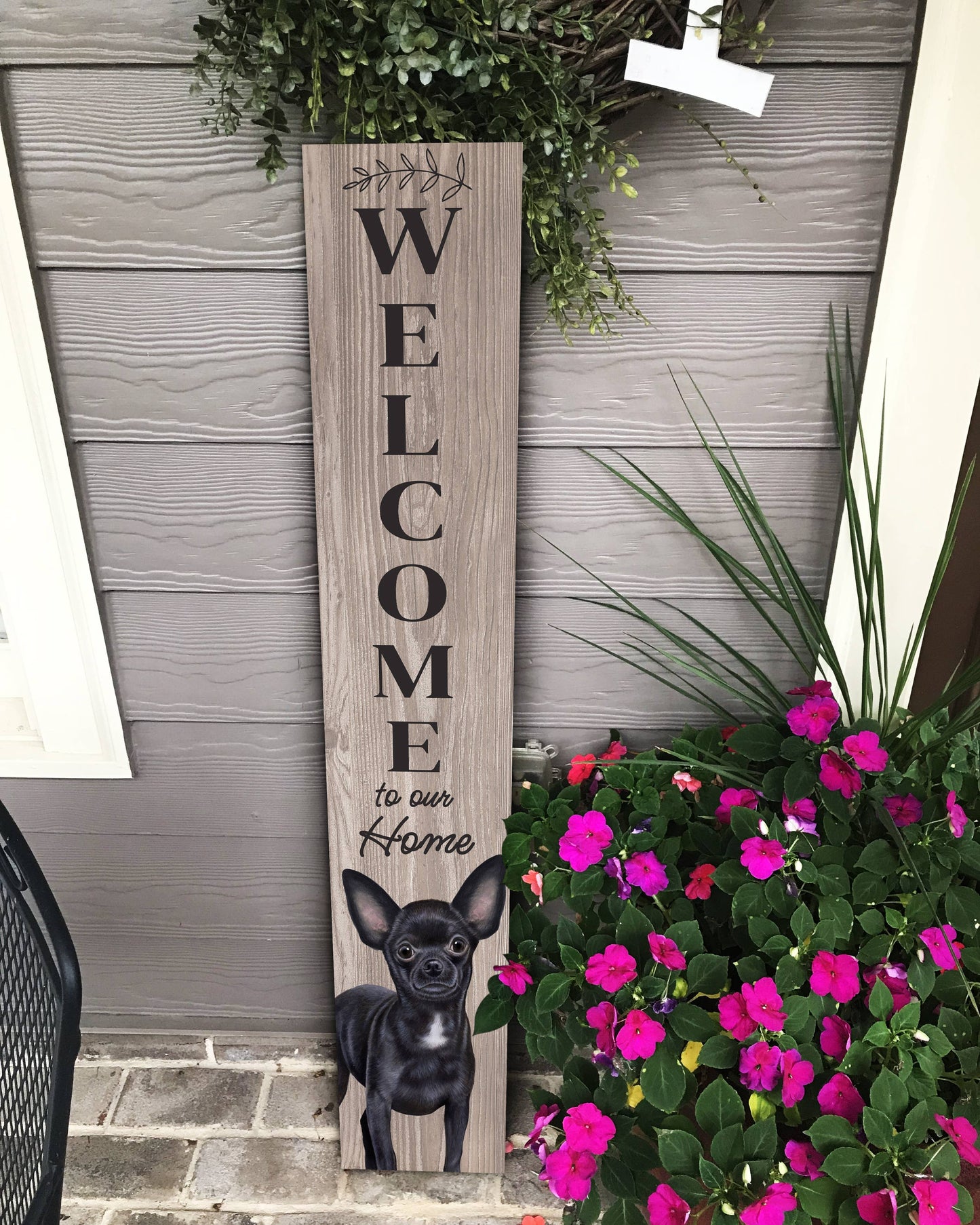 Chihuahua, dark Welcome sign