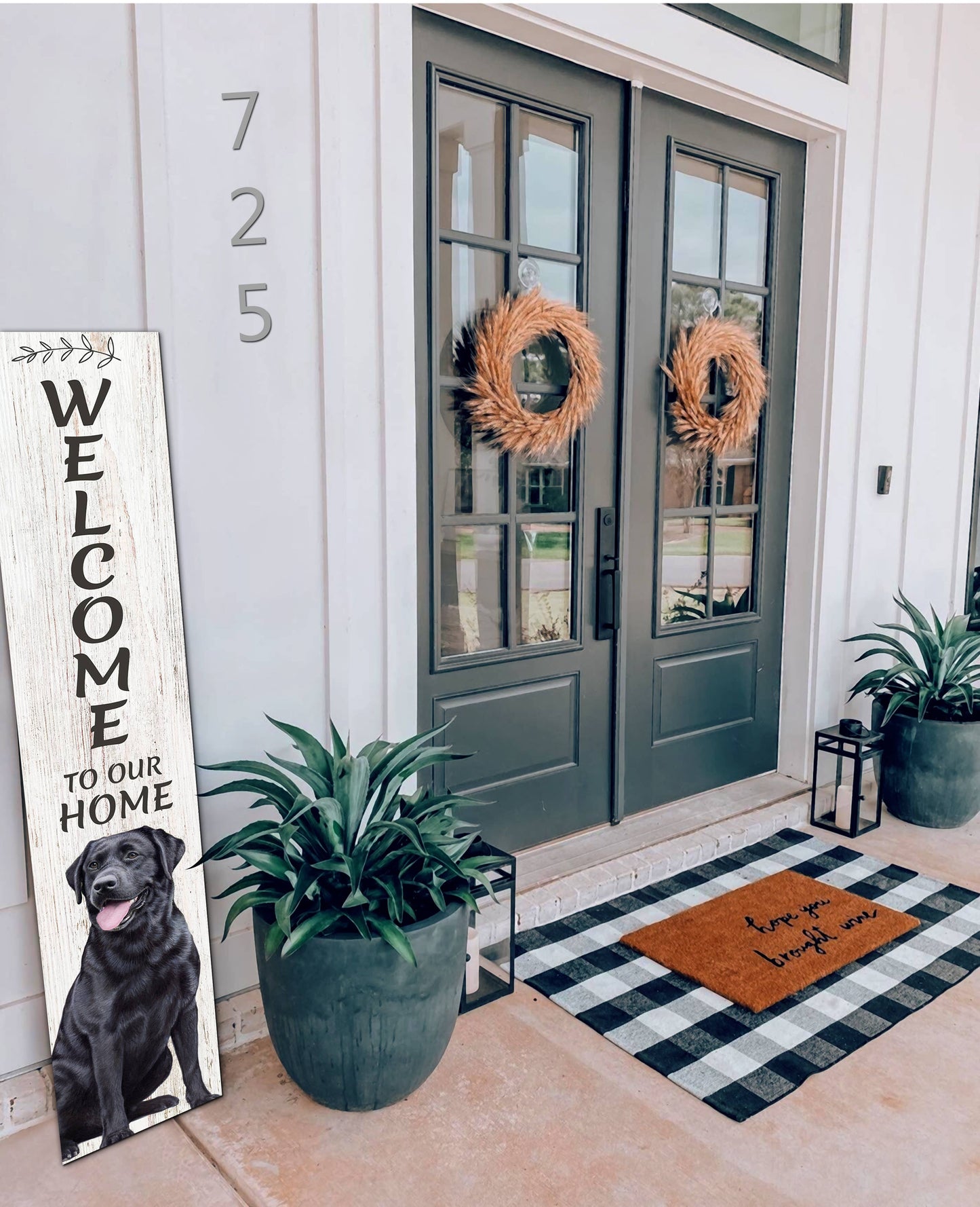 Lab, black Welcome sign